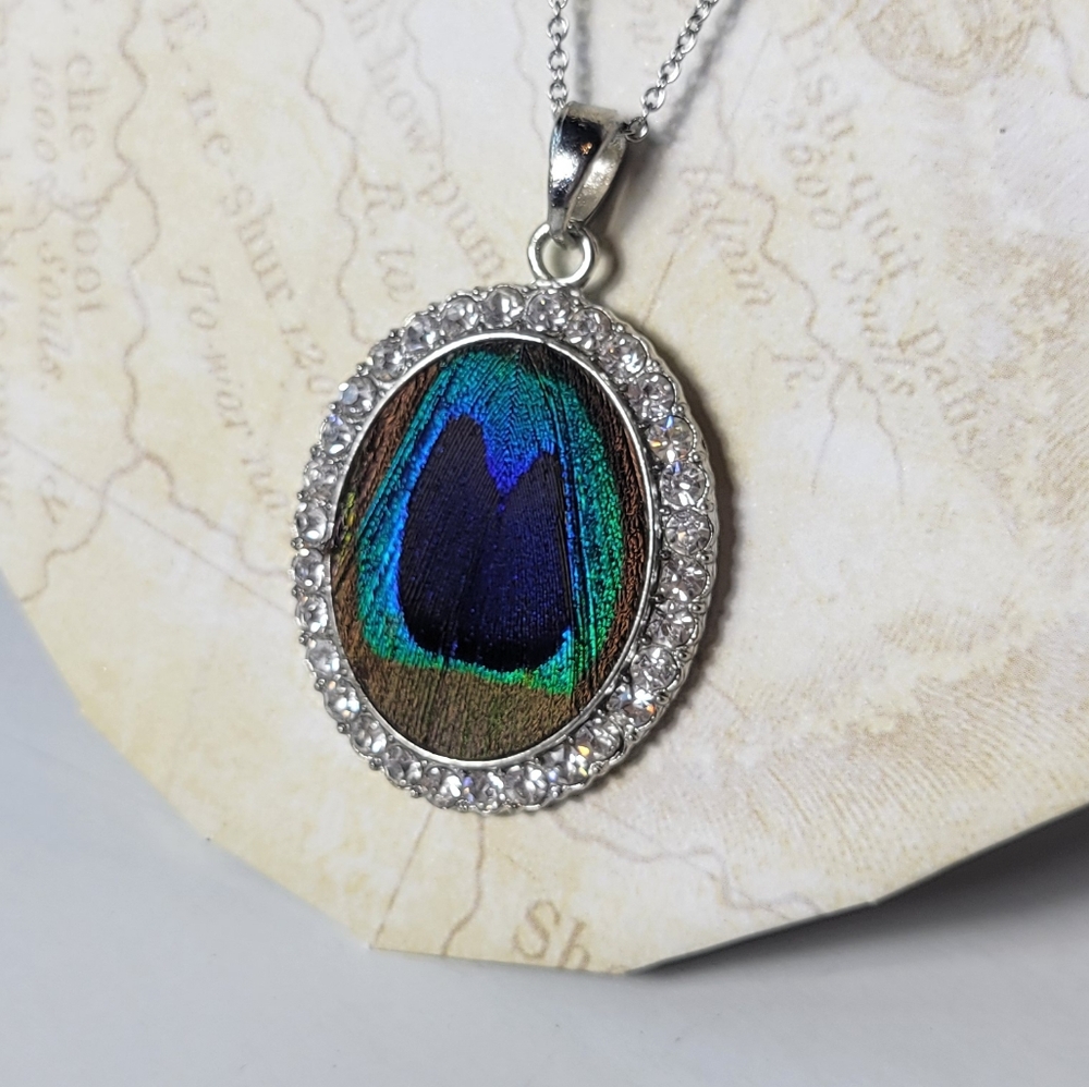 Peacock feather pendant on silvertone chain - Picture 3 of 5
